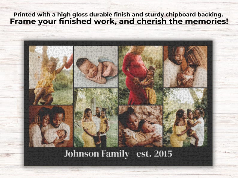 K&ouml;nnte beinhalten: Ein rechteckiges Puzzle mit einer Collage aus acht Familienfotos und einem schwarzen Rand. Der Text "Johnson Family | est. 2015" ist unten in Wei&szlig; aufgedruckt. Das Puzzle hat eine hochgl&auml;nzende Oberfl&auml;che und eine stabile Kartonr&uuml;ckseite.