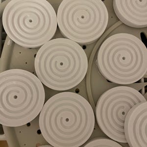 Pu&ograve; includere: Un set di tre tazze in ceramica con finitura opaca e macchiettata. Le tazze sono nei toni del crema, grigio chiaro e grigio scuro. Ogni tazza ha un design semplice e minimalista e un manico arrotondato.