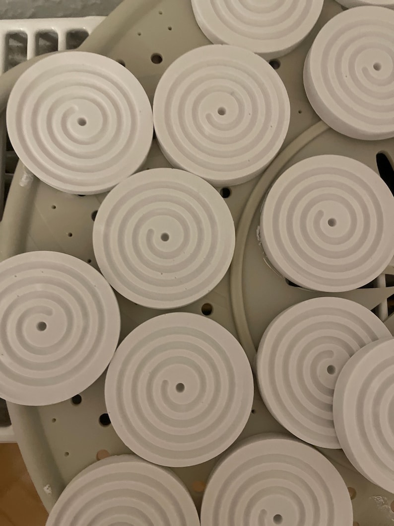 Pu&ograve; includere: Un set di tre tazze in ceramica con finitura opaca e macchiettata. Le tazze sono nei toni del crema, grigio chiaro e grigio scuro. Ogni tazza ha un design semplice e minimalista e un manico arrotondato.