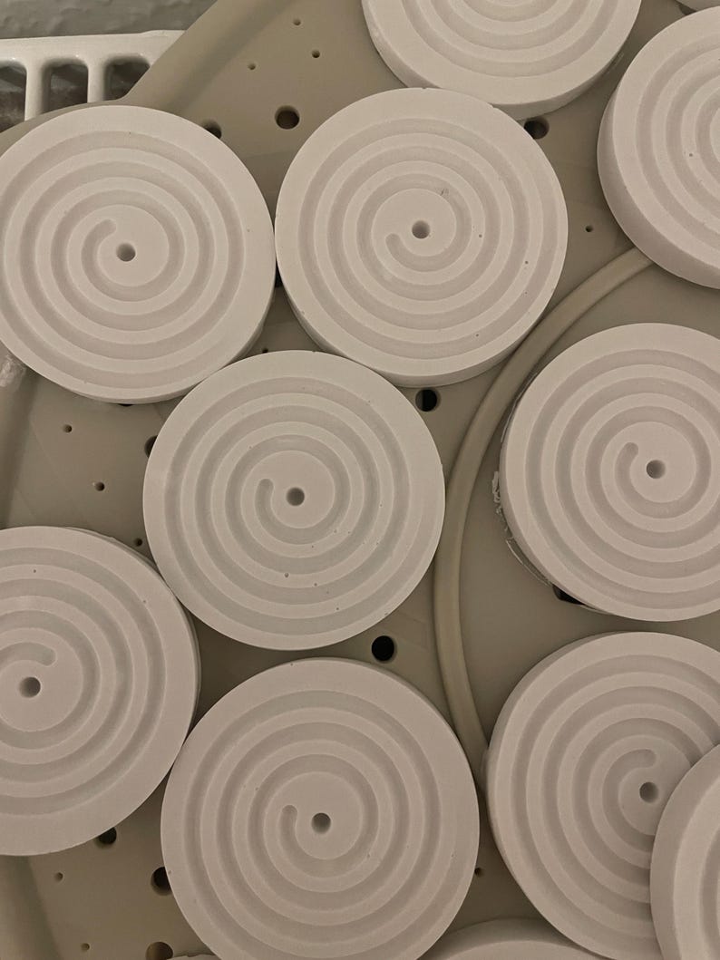 Pu&ograve; includere: Un set di tre tazze in ceramica con finitura opaca e macchiettata. Le tazze sono nei toni del crema, grigio chiaro e grigio scuro. Ogni tazza ha un design semplice e minimalista e un manico arrotondato.