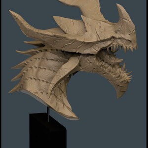 Op de afbeelding: Een gedetailleerd buste van een drakenbeeld, geschilderd in een lichtbruine kleur. Het beeld is 82 mm hoog en wordt getoond op een zwarte basis. De tekst "DRAGON" is op de basis gedrukt.