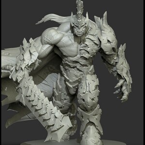 Op de afbeelding: Een grijze, gedetailleerde miniatuur van een Orc Warlord V2, 66 mm hoog, met een groot zwaard. De miniatuur is gesculpteerd met ingewikkelde bepantsering en een woeste uitdrukking.