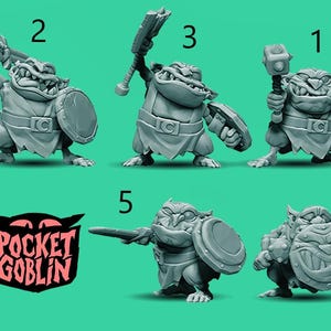 Può includere: Una collezione di figurine di goblin in miniatura grigie, ognuna in posa con un'arma e uno scudo. I goblin indossano un'armatura e hanno tratti esagerati. Il logo "Pocket Goblin" è visualizzato in basso a sinistra.