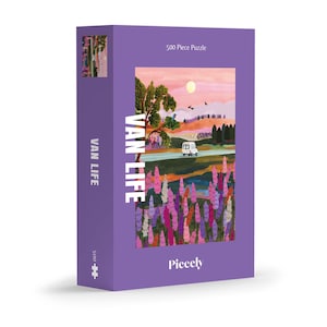Könnte beinhalten: Eine violette Schachtel mit einem 500-teiligen Puzzle, das einen weißen Van zeigt, der auf einer Straße mit lila Blumen und einem Sonnenuntergang im Hintergrund fährt. Die Schachtel trägt die Aufschrift "VAN LIFE" und "Pieceely".