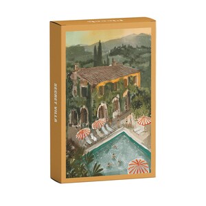 Könnte beinhalten: Eine Aquarell-Illustration einer gelben Villa mit einem Schwimmbad und Palmen. Die Villa hat ein rotes Ziegeldach und ist von üppigem Grün umgeben. Der Text "SECRET VILLA" ist auf der Seite des Bildes gedruckt.