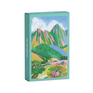 Könnte beinhalten: Eine farbenfrohe Illustration einer Bergkette mit einem kleinen Dorf, das sich in das Tal schmiegt. Die Berge sind in Rosa-, Grün- und Blautönen gemalt, mit einem strahlend blauen Himmel darüber. Das Dorf ist von üppigem Grün und Blumen umgeben.