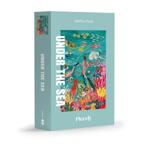 Pode incluir: Um quebra-cabeça de 1000 peças com uma ilustração colorida de uma cena subaquática. A caixa do quebra-cabeça tem o texto "Under the Sea" e o nome da marca "Pieceely".