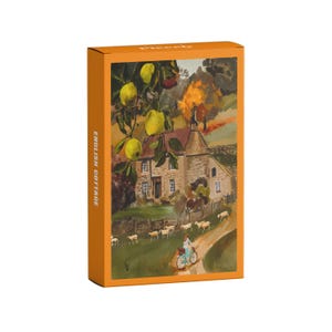 Könnte beinhalten: Eine rechteckige Puzzle-Schachtel mit orangefarbenem Rand und dem Text ENGLISH COTTAGE an der Seite. Die Schachtel zeigt ein Gemälde eines Steinhauses, einer Person auf einem Fahrrad und einer Schafherde auf einer Wiese mit gelben Birnen.