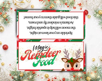 Könnte beinhalten: Eine druckbare Weihnachtsaktivitätskarte mit einem rot-grünen gestreiften Rand. Die Karte sagt "Sprinkle on your lawn at night, the moon will help it sparkle bright. As Santa's reindeer fly and roam, this food will guide them to your home!" und zeigt ein Cartoon-Rentier mit einer roten Nase und einem grünen Stechpalmenzweig auf seinem Geweih. Der Text "Magic Reindeer Food" ist in einer festlichen Schrift geschrieben.