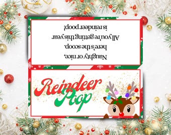 Könnte beinhalten: Eine druckbare Weihnachtskarte mit einem rot-grünen gestreiften Hintergrund. Die Karte sagt "Naughty or nice, here's the scoop. All you're getting this year is reindeer poop!" und zeigt ein Cartoon-Rentier mit einer roten Nase und Geweih.