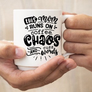 Esta mamá corre en el caos del café y palabras de cuss, taza de regalo del Día de la Madre, camiseta con dichos, citas de mamá png, tarjeta del día de la madre, marco, momlife
