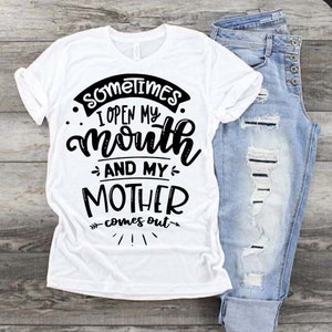 Soms doe ik mijn mond open en komt mijn moeder naar buiten, Moederdag cadeaubeker, T-shirt met spreuken, mama citeert png, Moederdagkaart, lijst, eps