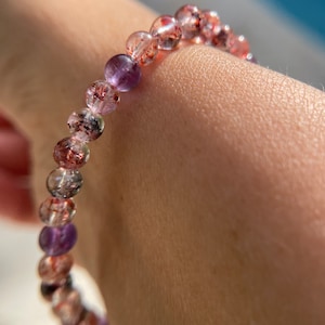 Ultra High Quality, Gem Grade Natural Schwarz Rot Lila Skinny Super Seven Armband, 5,8 mm oder 5 mm Perlen