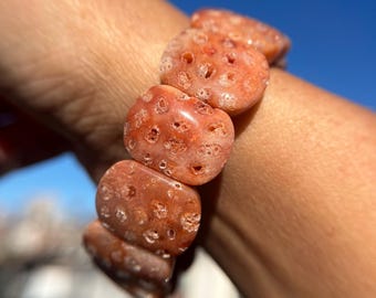 高品質の赤化石サンゴのバングル（ドゥルージー付き）、幅20mm