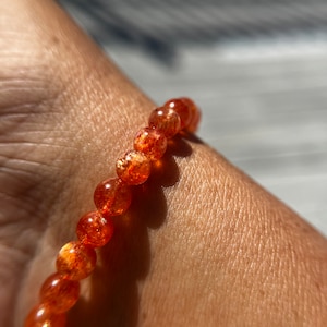 Pulsera fina de piedra solar dorada translúcida de altísima calidad con cuentas de 4,5 mm, 5 mm, 6 mm, 7 mm, 8 mm o 9,5 mm.