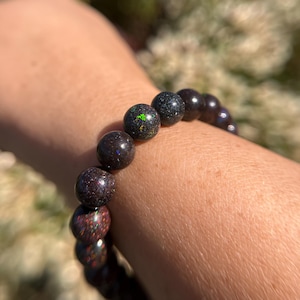Ultrahögkvalitativt, sällsynt australiskt armband med svart matrisopal, 7,5 mm, 8 mm, 10 mm pärlor