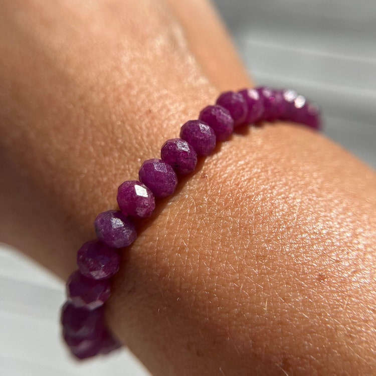 Bracciale Rondelle con rubino sfaccettato di alta qualità da 6 mm per meditazione, gratitudine, gioia e dolore