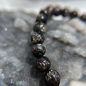 Funkelndes schwarz silber Feuerwerk Quarz 12.5 mm, 10.5 mm, 10 mm, 8 mm oder 6.5 mm Kristall Armband für Schutz, Frieden, Dankbarkeit
