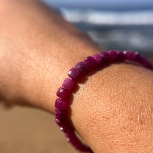 Piękna bransoletka z fasetowanymi rubinowymi kostkami, koraliki 4,5 mm