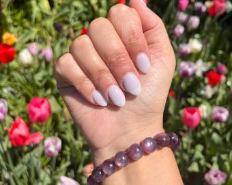 Pulsera de lepidolita púrpura con gema de brillo intenso de altísima calidad, disponible en varios tamaños.