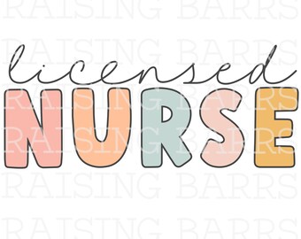 Peut inclure: Un design graphique coloré avec le texte "licensed NURSE" dans un arc-en-ciel de couleurs. Les lettres sont soulignées en noir et ont une police arrondie et ludique.