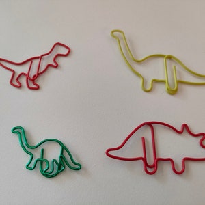 Niedliche Büroklammer-Dinosaurier-Büroklammer-Kleiner Roter Tyrannosaurus Rex-Kleiner Grüner Brontosaurus-Großer Gelber Brachiosaurus-Großer Roter Triceratops