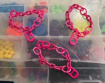 Willekeurige Scenecore Decora Valentine Barbie roze magenta schakels met poplipjes OOAK Kandi-armbanden