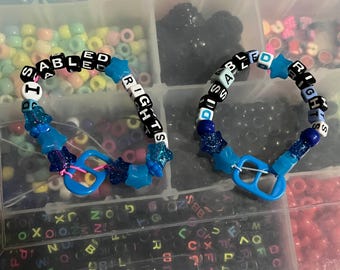 Willekeurige decorascene blauw chronische ziekte handicap bewustzijn OOAK gehandicaptenrechten Kandi-armbanden