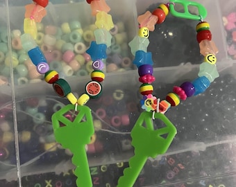 Willekeurige decorscène Kidcore Harajuku groene regenboog plastic sleutel OOAK Kandi-armbanden