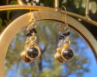 Pendientes de cristal de turmalina negra, pendientes chapados en oro de 14k, pendientes envueltos en alambre resistente al deslustre