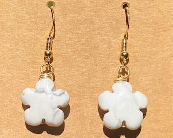 Pendientes de flores de cristal de howlita, pendientes chapados en oro de 14k, tallas de howlita, cristal de flor blanca, piedra preciosa genuina, pendientes de gancho francés