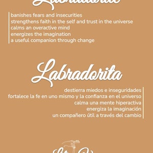 Puede incluir: Un fondo marr&oacute;n con texto blanco que describe las propiedades de la Labradorita. El texto est&aacute; en ingl&eacute;s y espa&ntilde;ol. El texto dice "Labradorite banishes fears and insecurities strengthens faith in the self and trust in the universe calms an overactive mind energizes the imagination a useful companion through change Labradorita  destierra miedos e inseguridades fortalece la fe en uno mismo y la confianza en el universo calma una mente hiperactiva energiza la imaginaci&oacute;n un compa&ntilde;ero &uacute;til a trav&eacute;s del cambio". El texto en la parte inferior dice "Liti Vega lilivegajewelry.etsy.com".