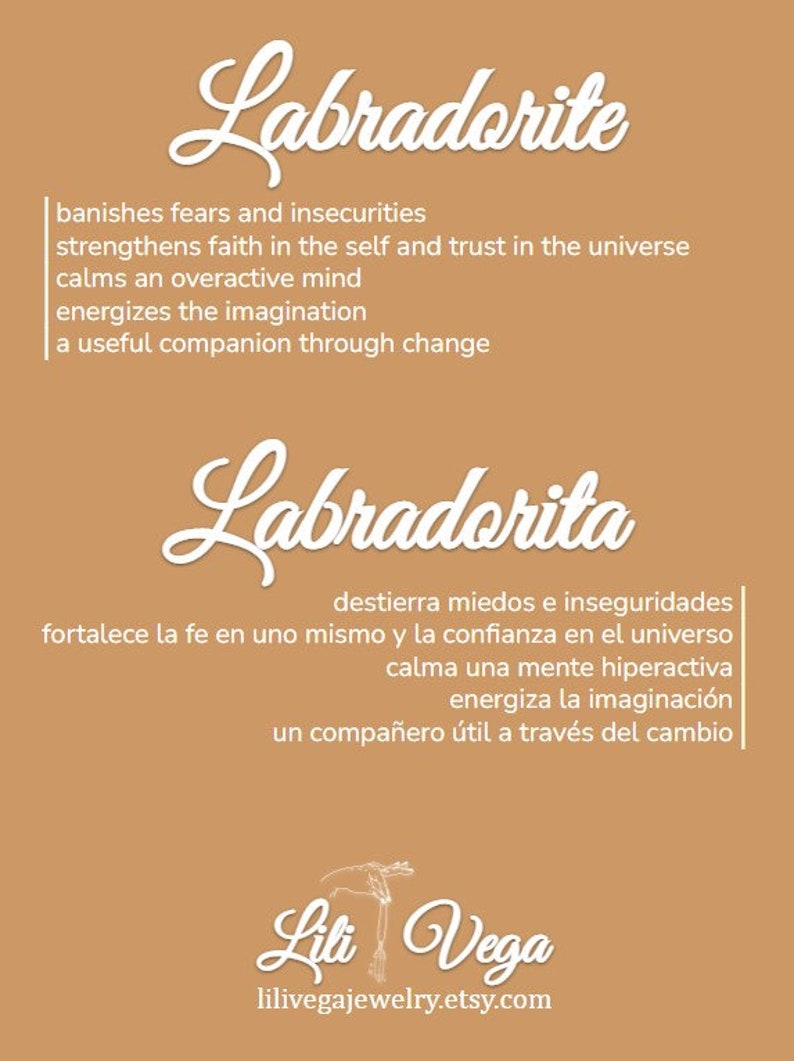 Puede incluir: Un fondo marr&oacute;n con texto blanco que describe las propiedades de la Labradorita. El texto est&aacute; en ingl&eacute;s y espa&ntilde;ol. El texto dice "Labradorite banishes fears and insecurities strengthens faith in the self and trust in the universe calms an overactive mind energizes the imagination a useful companion through change Labradorita  destierra miedos e inseguridades fortalece la fe en uno mismo y la confianza en el universo calma una mente hiperactiva energiza la imaginaci&oacute;n un compa&ntilde;ero &uacute;til a trav&eacute;s del cambio". El texto en la parte inferior dice "Liti Vega lilivegajewelry.etsy.com".