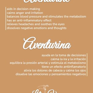 Pu&ograve; includere: Grafica color beige con la parola "Aventurine" in corsivo bianco. Il testo sottostante elenca i benefici: aiuta a prendere decisioni, calma la rabbia, equilibra la pressione sanguigna, antinfiammatorio, allevia i mal di testa. Il testo in basso dice "Lili Vega" e un sito web.