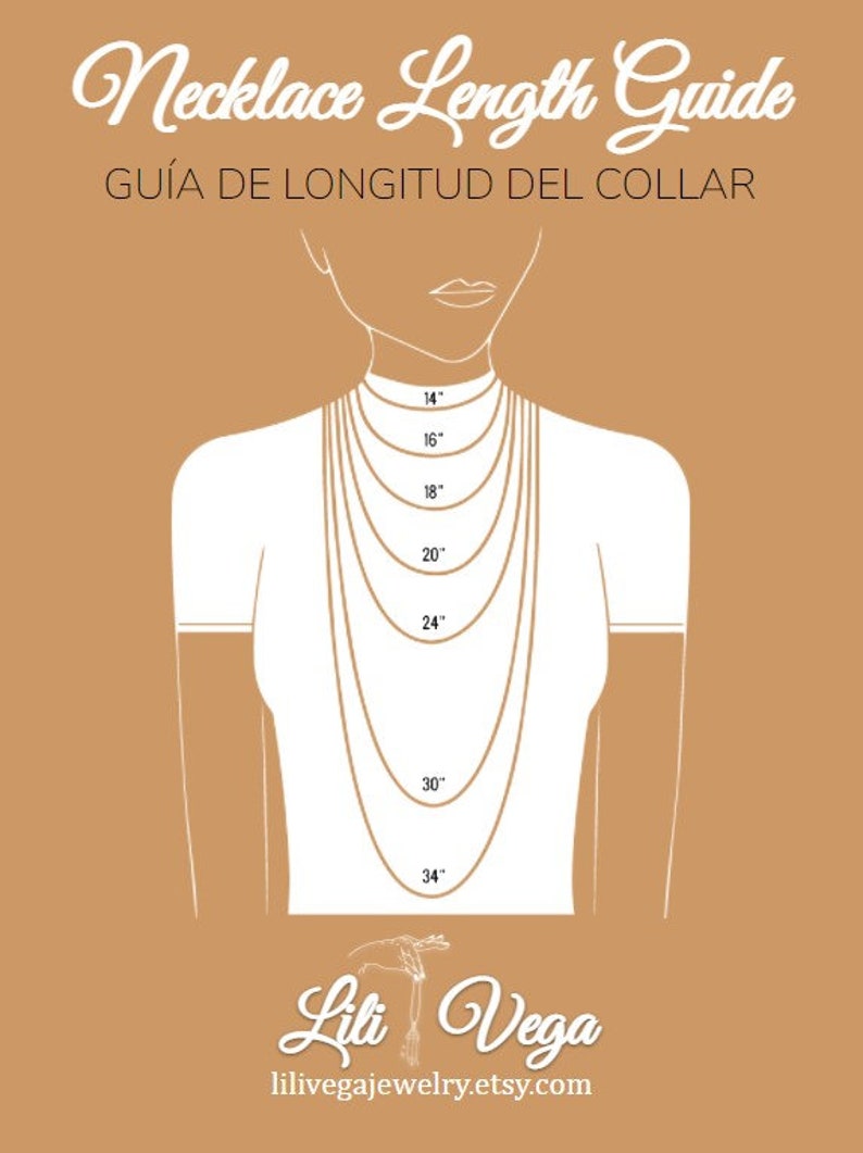 Pu&ograve; includere: Illustrazione di una guida alle lunghezze delle collane, con il busto di una donna e diverse collane di diverse lunghezze, che vanno da 35,5 cm a 86,4 cm. Il testo "Necklace Length Guide" e "GU&Iacute;A DE LONGITUD DEL COLLAR" sono in alto. Il logo Lili Vega e l'URL di Etsy sono in basso.