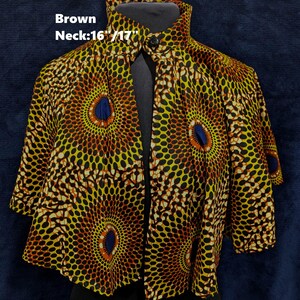 Puede incluir: Chaqueta marr&oacute;n con frente abierto y un vibrante patr&oacute;n circular en amarillo, naranja y negro. La chaqueta tiene cuello y mangas cortas. El texto "Brown Neck: 16"/17"" es visible en la parte superior izquierda de la imagen.