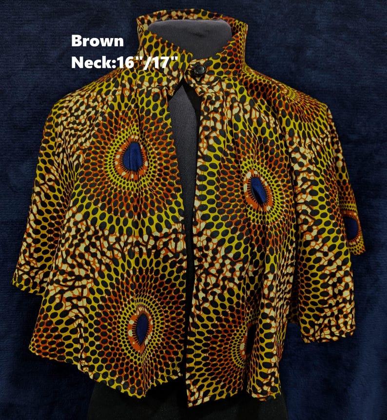 Puede incluir: Chaqueta marr&oacute;n con frente abierto y un vibrante patr&oacute;n circular en amarillo, naranja y negro. La chaqueta tiene cuello y mangas cortas. El texto "Brown Neck: 16"/17"" es visible en la parte superior izquierda de la imagen.