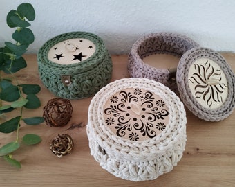 Häkelkorb rund mit Holzdeckel und Holzboden | Utensilo Bad | Aufbewahrungskorb |  Häkelkörbchen mit Deckel | Dekokorb | Geschenkidee