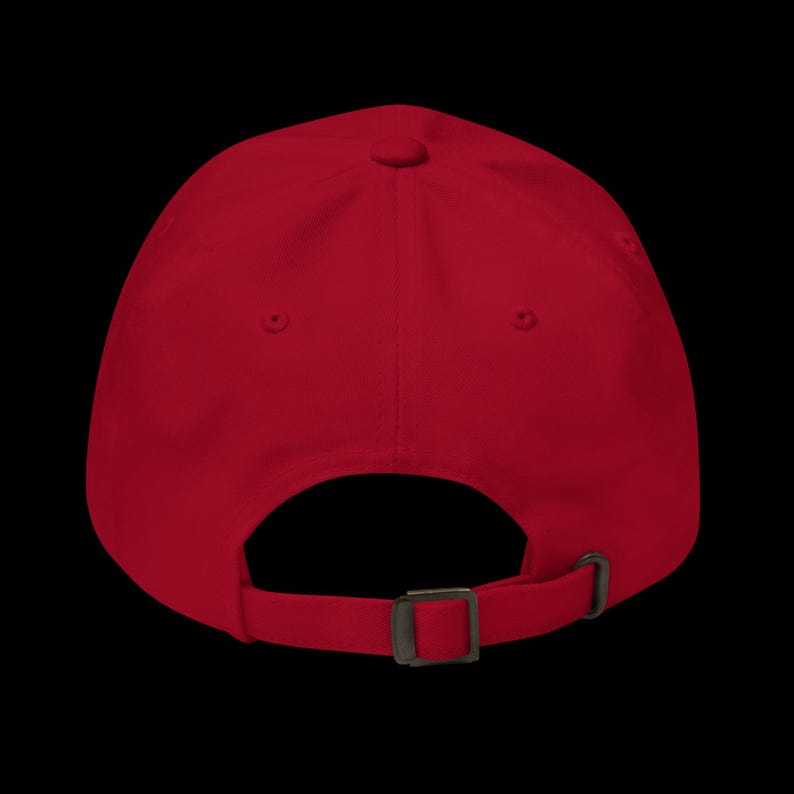 Op de afbeelding: Effen rode baseballcap met een gebogen klep. De achterkant heeft een verstelbare metalen gespsluiting voor een pasvorm op maat. De cap is gemaakt van een zachte, duurzame stof.