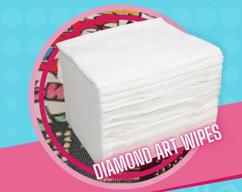Może przedstawiać: Stos białych chusteczek do sztuki diamentowej, zapakowanych w kwadratowy kształt. Chusteczki są oznaczone "DIAMOND ART WIPES".