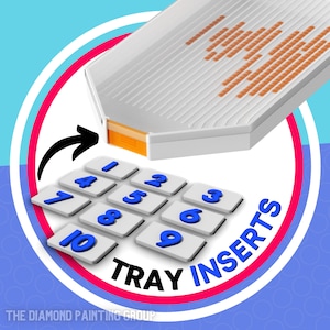 Puede incluir: Insertos de bandeja blancos con números azules del 1 al 10, para pintura de diamantes. La bandeja es blanca con detalles naranjas. Las palabras "TRAY INSERTS" están en azul y blanco. Logotipo de The Diamond Painting Group abajo.