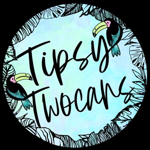 Puede incluir: Un c&iacute;rculo de acuarela azul y verde con contornos negros de hojas tropicales y dos tucanes. El texto "Tipsy Two Cans" est&aacute; escrito en cursiva negra.