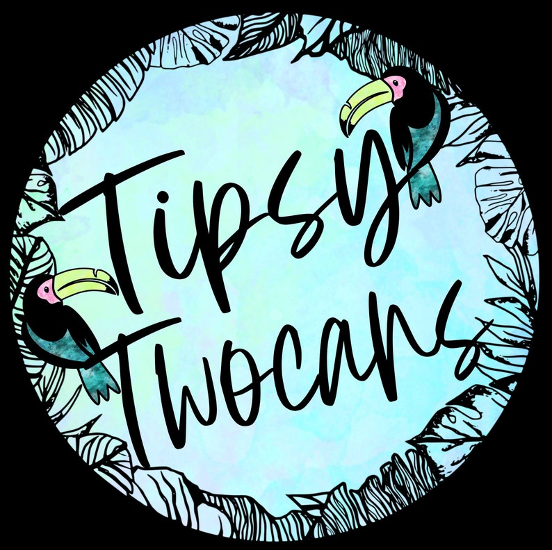 Puede incluir: Un c&iacute;rculo de acuarela azul y verde con contornos negros de hojas tropicales y dos tucanes. El texto "Tipsy Two Cans" est&aacute; escrito en cursiva negra.