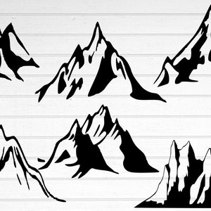 Puede incluir: Colecci&oacute;n de seis siluetas de monta&ntilde;as negras con picos y formas variadas. Los dise&ntilde;os gr&aacute;ficos son adecuados para diversos proyectos creativos. Las monta&ntilde;as est&aacute;n sobre un fondo blanco con vetas de madera.