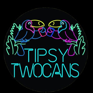 K&ouml;nnte beinhalten: Neon-Schild mit zwei Tukanen, die aus Bechern trinken, mit dem Text "Tipsy Twocans" in einem Kreis.