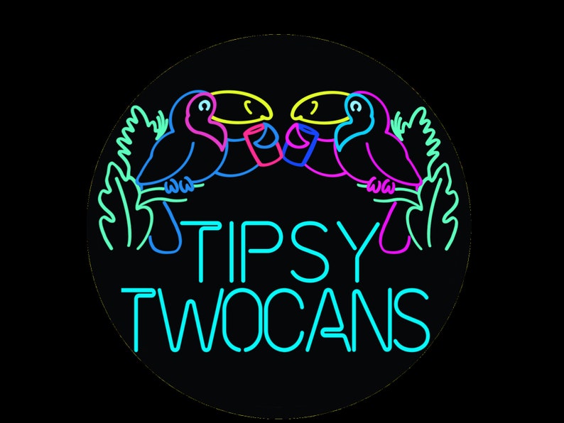 K&ouml;nnte beinhalten: Neon-Schild mit zwei Tukanen, die aus Bechern trinken, mit dem Text "Tipsy Twocans" in einem Kreis.