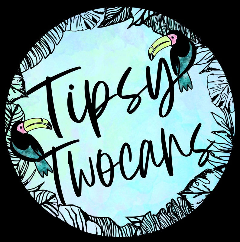 Puede incluir: Dise&ntilde;o circular con el texto "Tipsy Twocans" en escritura negra. El dise&ntilde;o presenta dos tucanes con picos amarillos y acentos rosas, rodeados por un borde de hojas tropicales en blanco y negro, sobre un fondo azul claro y verde.
