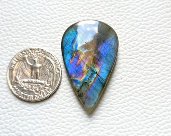 Cabochon di labradorite di grado AAA, pietra di fuoco viola. Straordinario cabochon di labradorite, dimensioni: 40x25x6 mm, 50 carati, pietra viola, da usare per gioielli.