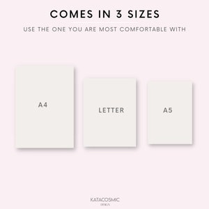 Op de afbeelding: Drie witte papierformaten: A4, Letter en A5. De tekst "COMES IN 3 SIZES" staat boven de papierformaten. De tekst "USE THE ONE YOU ARE MOST COMFORTABLE WITH" staat onder de papierformaten. De tekst "KATACOSMIC DESIGN" staat onderaan de afbeelding.