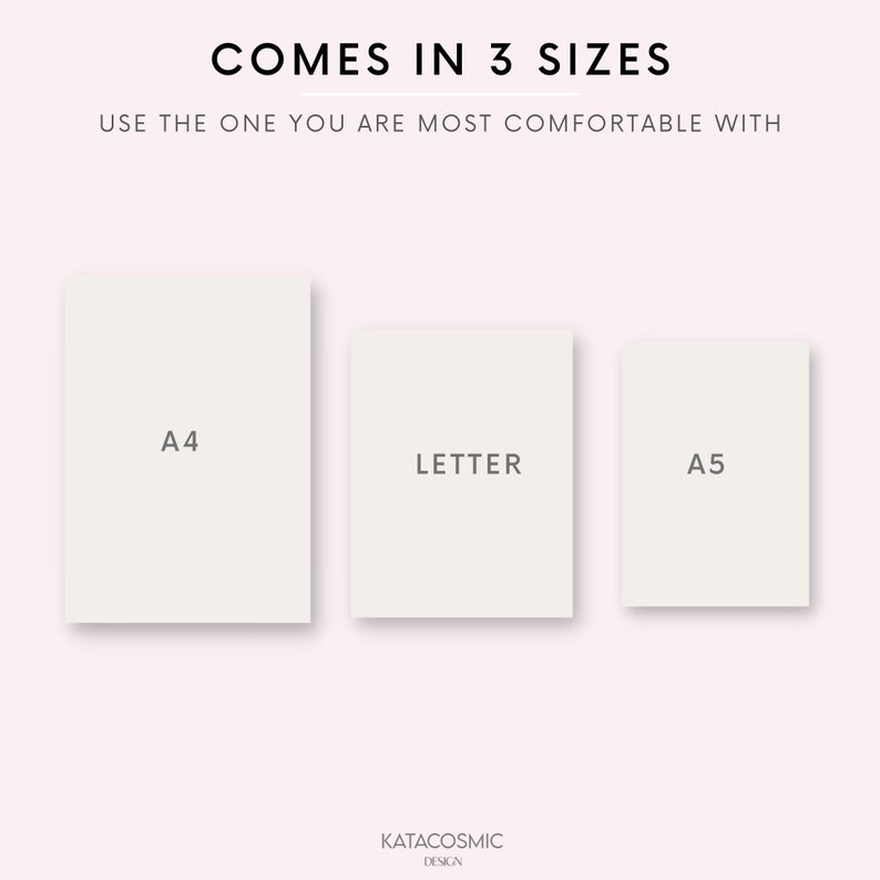 Op de afbeelding: Drie witte papierformaten: A4, Letter en A5. De tekst "COMES IN 3 SIZES" staat boven de papierformaten. De tekst "USE THE ONE YOU ARE MOST COMFORTABLE WITH" staat onder de papierformaten. De tekst "KATACOSMIC DESIGN" staat onderaan de afbeelding.